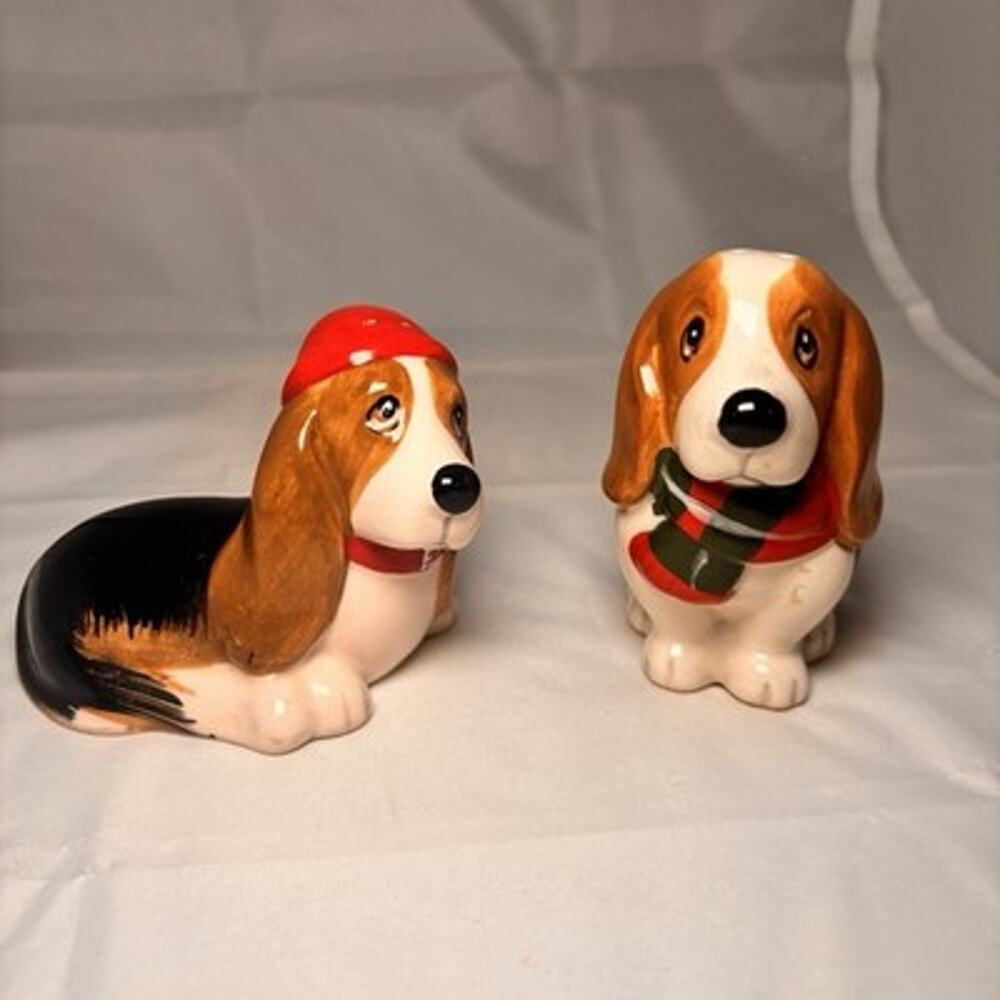 Vintage Ceramic Basset Hound Dog Christmas Salt Pepper Shakers 4” Missing 1 Stop